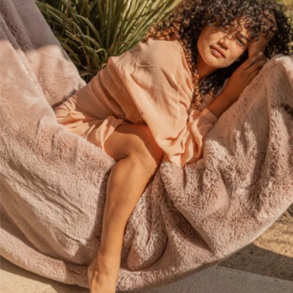 UnHide Small Rose Blanket NWT - Picture 7 of 12